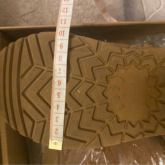 UGG kids Classic Tan winter boots 1 pair left!! PLEASE REFER TO SIZE CHART - Picture 6 of 9